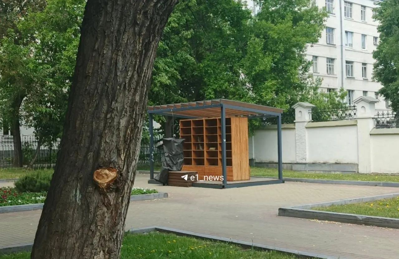 Тело в чёрном пакете обнаружили в сквере на проспекте Ленина, 33. На месте работают медики и ждут прибытия полиции.