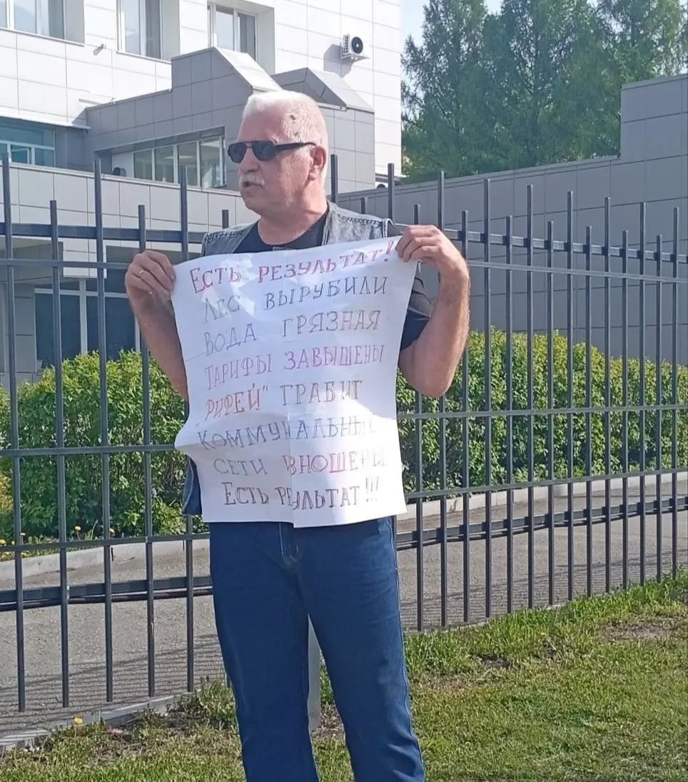 Во время итогового форума в Нижнем Тагиле мужчина с одиночным плакатом был задержан полицией, опрошен в отделении и отпущен.
