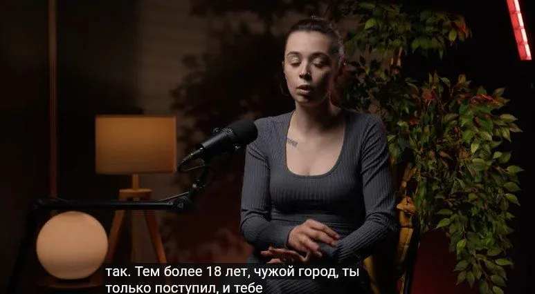 Выпускницы и студентки Екатеринбургского театрального института обвиняют преподавателя Александра Блинова в сексуальных домогательствах. По их словам, руководство и полиция не приняли мер, а жалобы остаются без расследования.