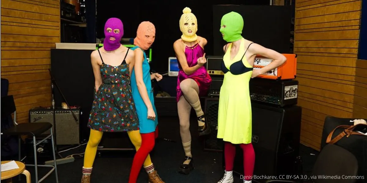 Росфинмониторинг включил панк-группу Pussy Riot в перечень «террористов и экстремистов». Ранее суды в Москве признали коллектив экстремистским и приговорили участниц в отсутствие к реальным срокам по делу о «фейках о ВС РФ».