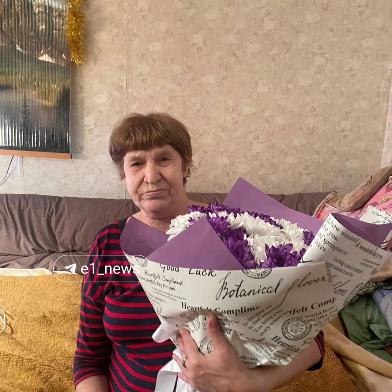 Внук сообщил, что 67‑летняя женщина скончалась от ишемии после того, как машина скорой помощи врезалась в фонарь: у пострадавшей были переломы и сильная черепно‑мозговая травма.