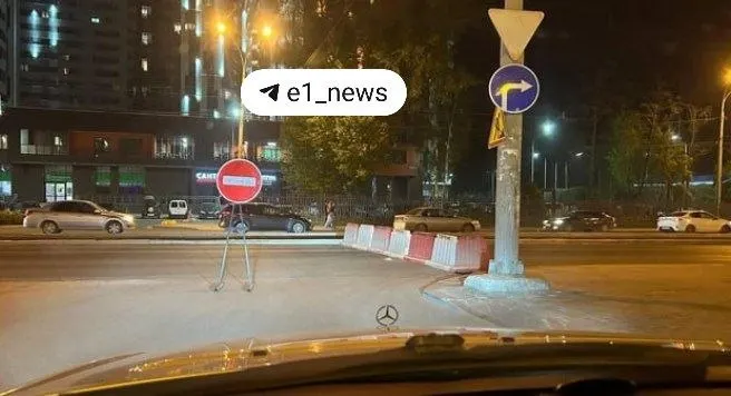 В ночь на 16 мая на съезде с улицы Новгородцевой на улицу Владимира Высоцкого установили знак «движение запрещено». Работы на Малышевском мосту вынудили водителей делать длинные объезды, что вызывает дополнительные траты и неудобства для жителей ЖБИ.