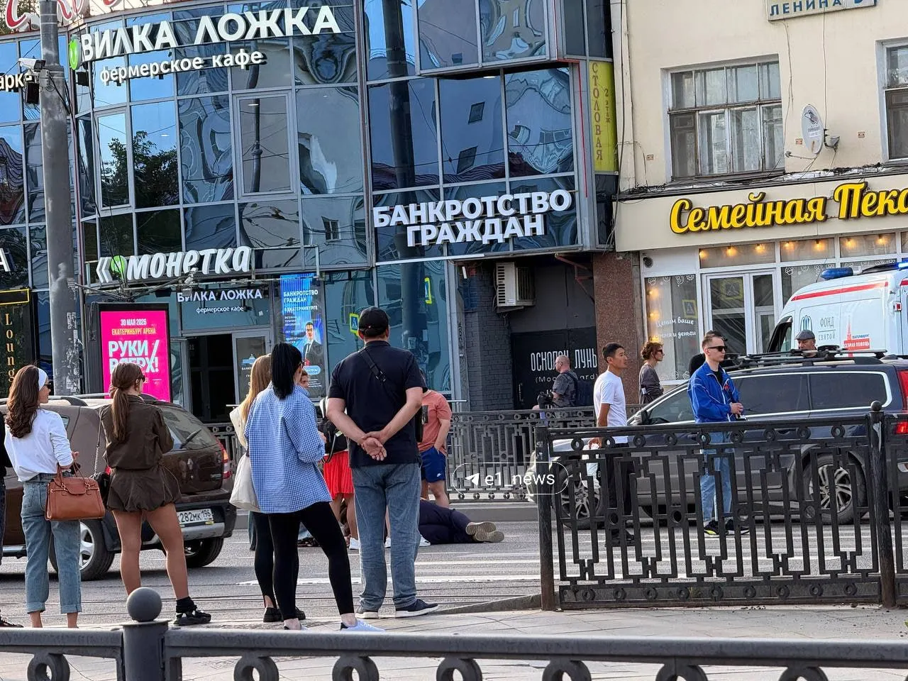На проспекте Ленина женщина почувствовала себя плохо и не смогла встать самостоятельно. Скорая уже на месте, неравнодушные горожане помогали обезопасить её до приезда медиков.