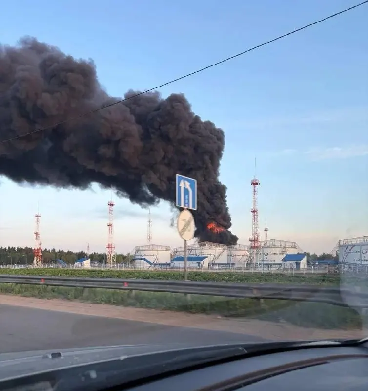 Ночью и утром беспилотники поразили нефтяные объекты и технопарк в Москве и Подмосковье; есть погибшие и раненые, повреждены жилые дома, в аэропортах задержаны рейсы.