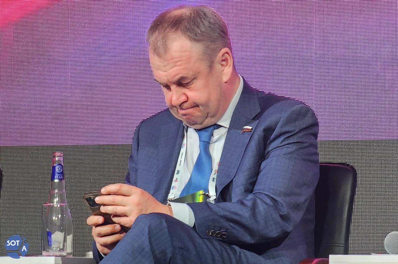 На конференции «Современное такси» владельцы парков, лизингодатели и депутат обсуждали стимулы для локализованных машин, возможные региональные сборы, льготы для участников боевых действий и текущее состояние отрасли.