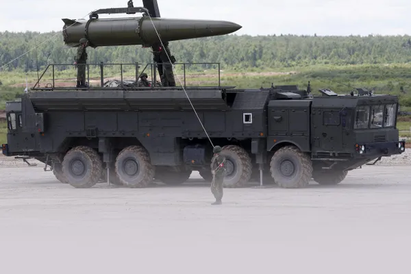 Военные, по заявлению Минобороны, перевезли и разгрузили боеприпасы для оперативно‑тактического ракетного комплекса «Искандер» в полевых пунктах в Беларуси в рамках ядерных учений.
