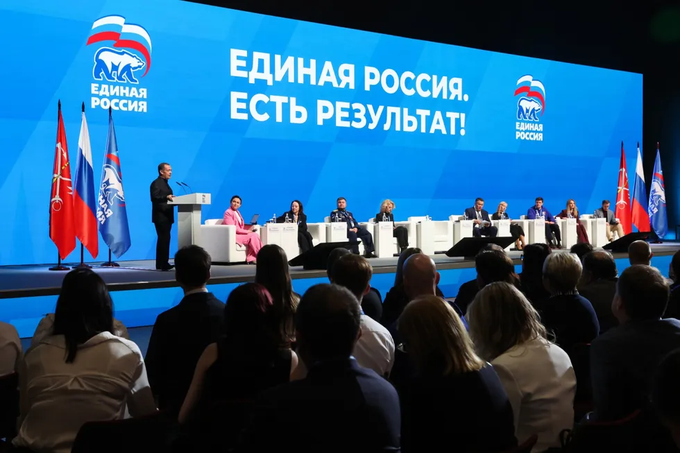 Политблок администрации президента рекомендовал государственным и лояльным СМИ не выносить в заголовки слово «запрет», заменять его нейтральными формулировками и делать акцент на позитивных инициативах «Единой России» в преддверии выборов.
