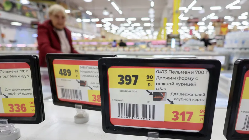 Федеральная антимонопольная служба направила предостережения экспертам и руководителям компаний за заявления о возможном подорожании продуктов, топлива и других товаров — ведомство считает, что такие прогнозы могут повлиять на цены и спрос, а Банк России следит за инфляционными ожиданиями.