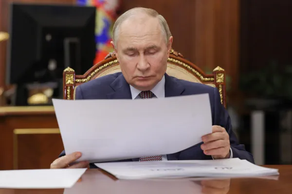 По сведениям европейской разведки, Федеральная служба охраны значительно ужесточила меры безопасности вокруг президента: изменения касаются как его личного режима, так и сотрудников и охраны важных объектов.