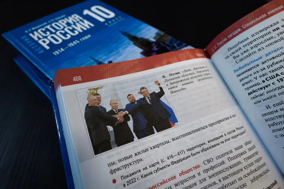 Новая линейка школьных учебников по истории для 6–9 классов содержит системные идеологические выборы: современные государственные проекты вплетаются в древность, опускаются неудобные факты и подается упрощённый, благоприятный для власти нарратив.