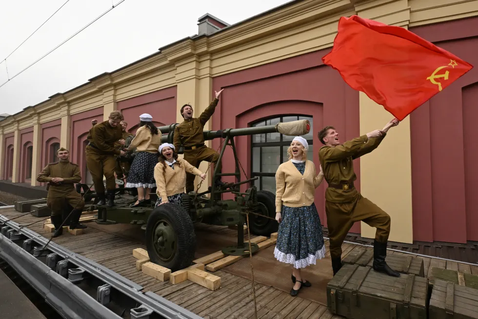 7 мая в Петербурге и нескольких регионах зарегистрировали перебои и частичные отключения мобильного и домашнего интернета на фоне угрозы ударов беспилотников; власти анонсировали временное отключение мобильной связи в Москве 9 мая.