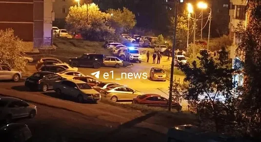 Правоохранители оградили подъезд на Шишимской, проверили сумку доставщика; по предварительным данным задержаний не было.