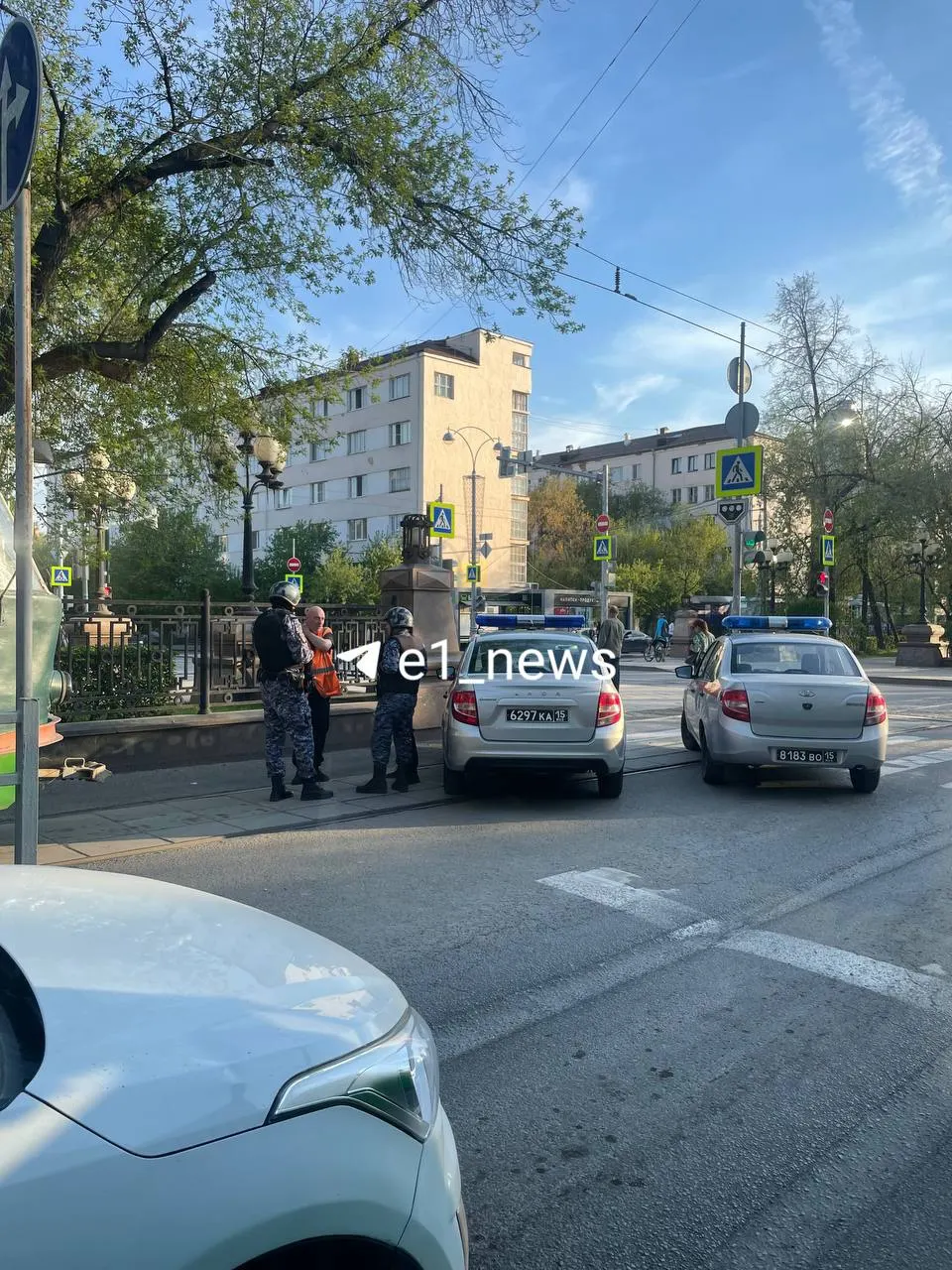 Движение трамваев на улице Ленина приостановлено: автомобили Росгвардии заблокировали путь, в ведомстве запросили комментарий.