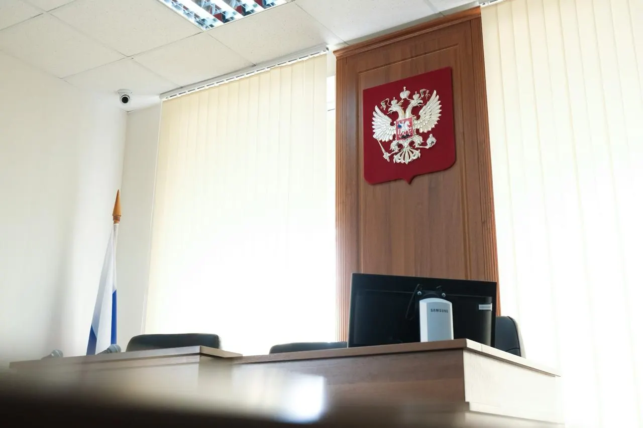 Верх-Исетский районный суд на 12 суток арестовал девушку, которая нарисовала свастику на портрете президента; задержание произошло после опознания по камерам видеонаблюдения.