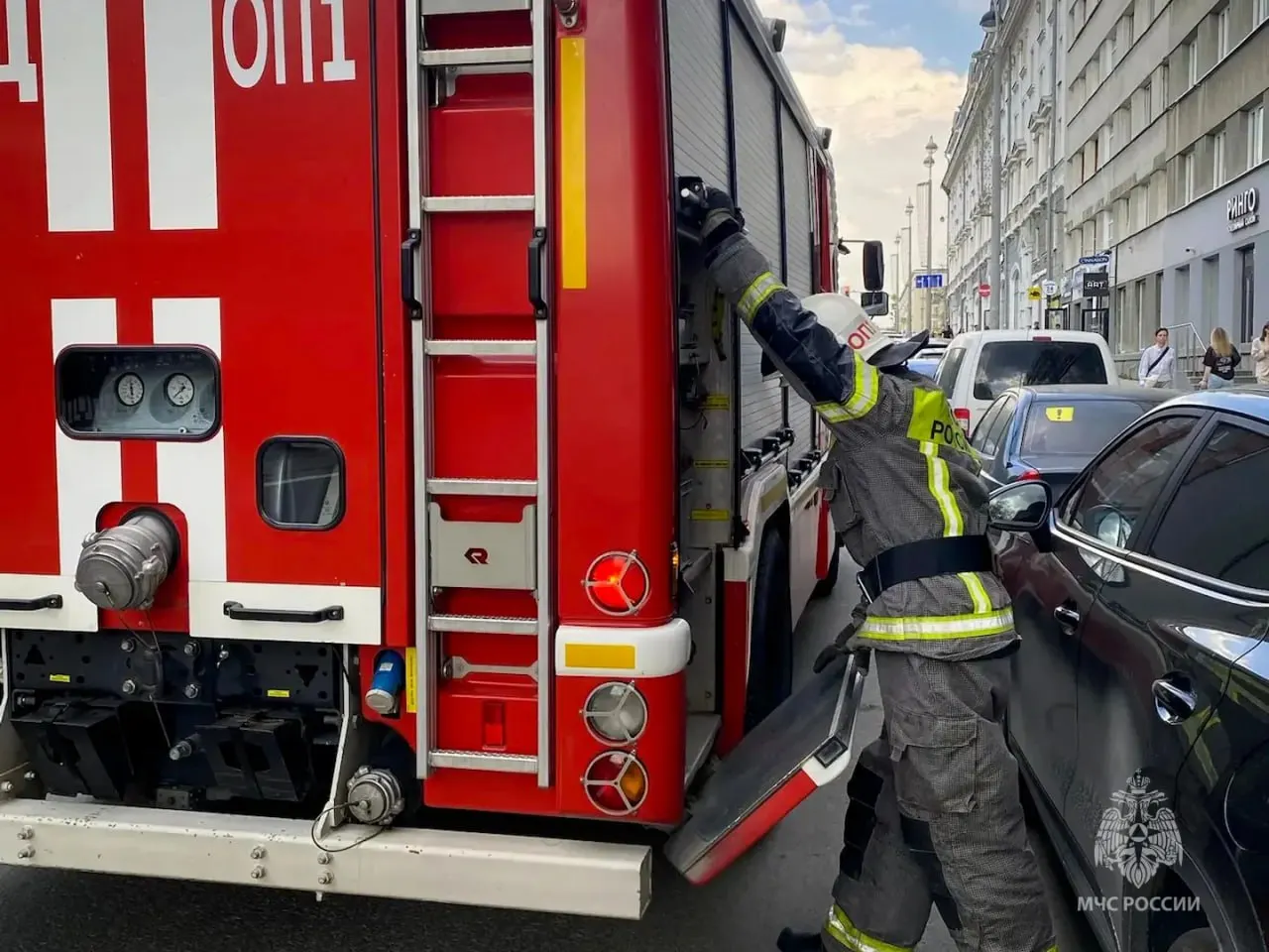 В центре Екатеринбурга сотрудники МЧС провели учение по тушению условного пожара и эвакуации гостей в отеле «Гранд Авеню».