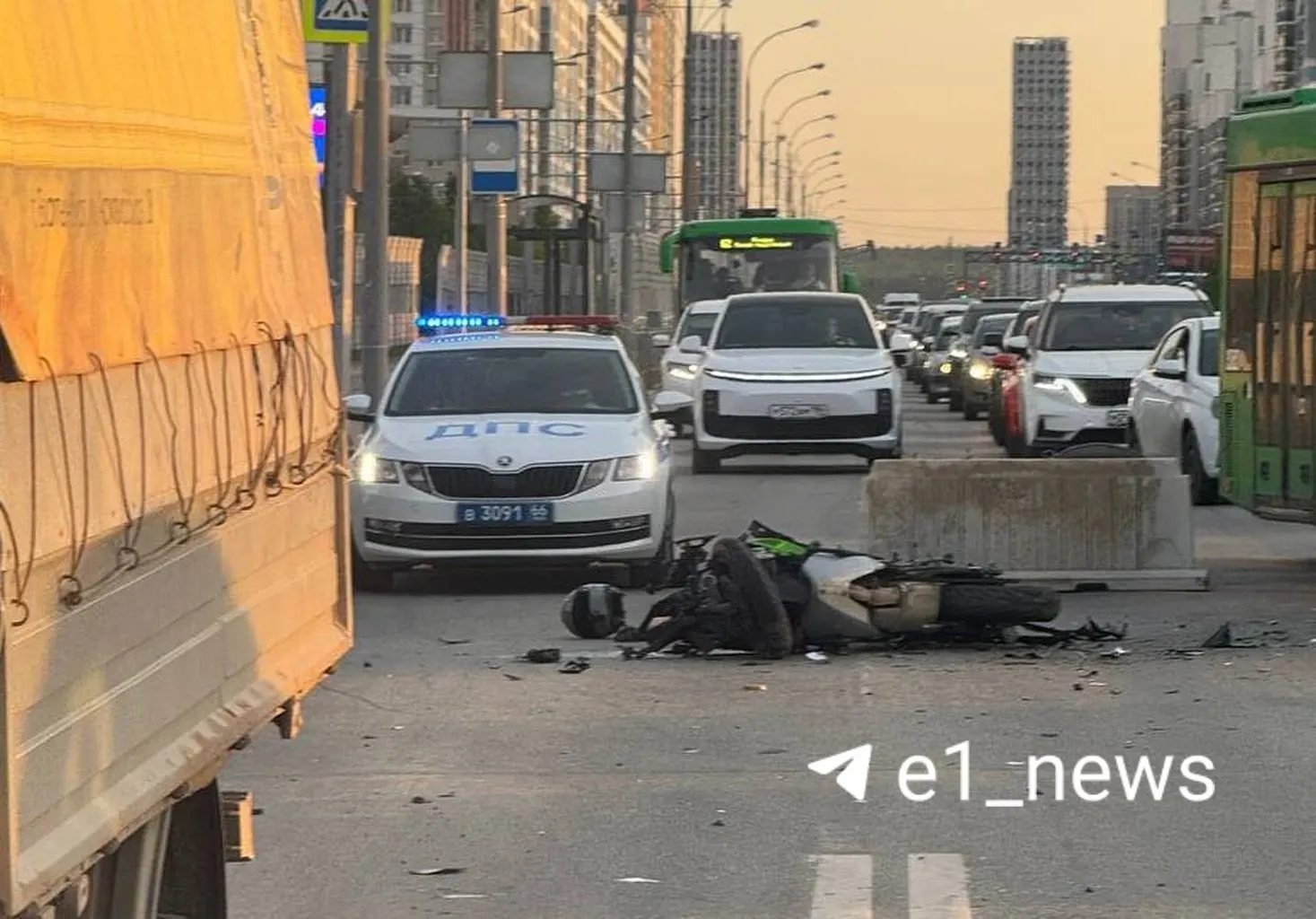 По данным источников, за рулём был 64‑летний уроженец Алапаевска Рамиль М.; ГАИ сообщает, что водитель не убедился в безопасности маневра, погиб 37‑летний мотоциклист. Рассматривают возбуждение уголовного дела по ст. 264 УК РФ.