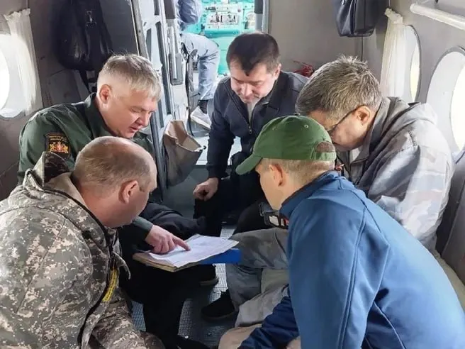 В лесах вокруг Ивделя (Свердловская область) продолжается пожар площадью примерно 1,1 тысячи гектаров. В тушении участвует вертолёт Ми‑8 и более 100 спасателей, введён режим ЧС.