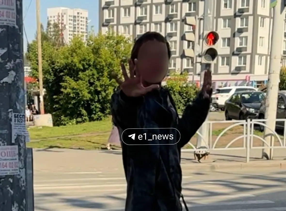 Жители района Пионерка сообщили, что мужчина неоднократно нападал на женщин с детьми. Свидетели рассказали о недавнем инциденте у дома на Советской — правоохранители задержали подозреваемого и направили его в медицинское учреждение.