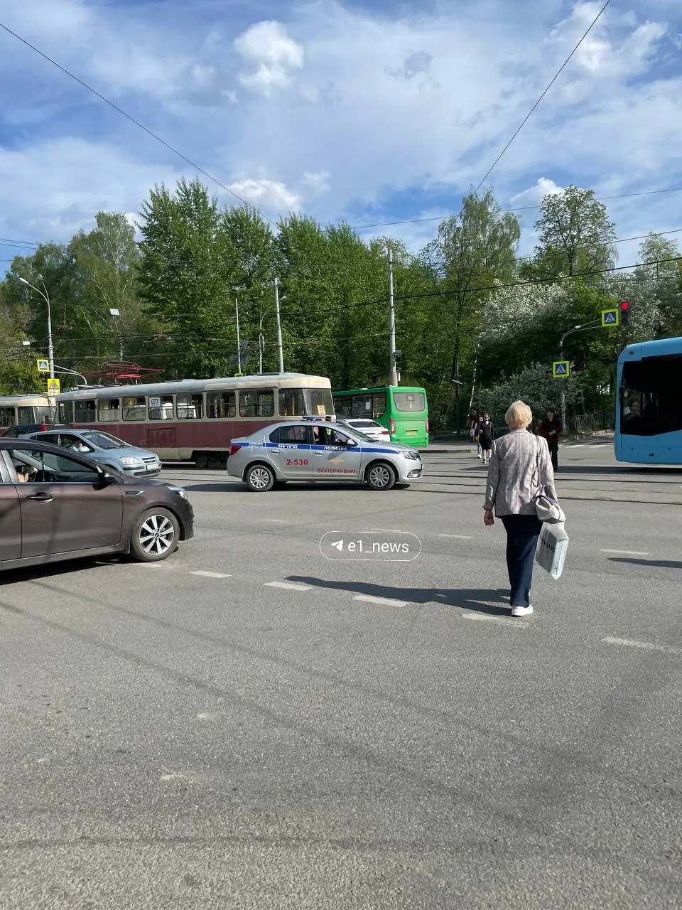 Регулировщик направляет движение на перекрестке Малышева и Мира: несмотря на работу светофоров, пробка сохраняется. Автомобиль силовиков встал на трамвайных путях и блокирует движение трамваев в сторону ЖБИ.