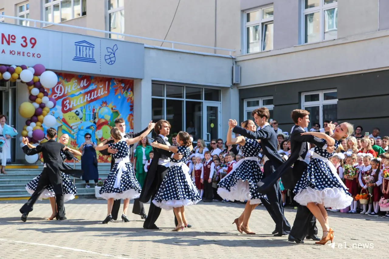 После жалоб родителей руководство школы и управление образования пересмотрели запрет: чтобы все желающие могли исполнить вальс, торжество организуют в два этапа.