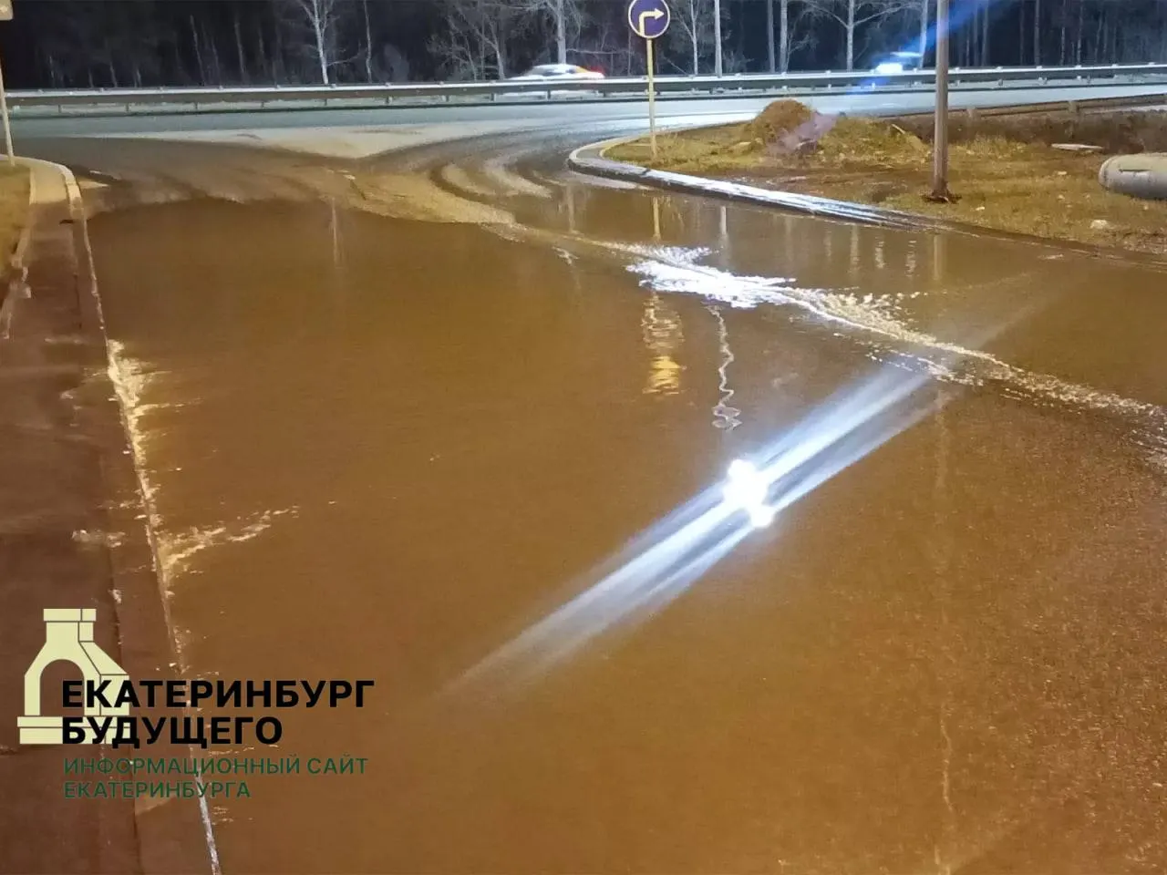 Жители жалуются, что стоки у теплотрассы заливают проезжую часть, уходят в грунт, а аварийные службы на место не приезжают. Из‑за этого дорожное основание размывается и распространяется неприятный запах.