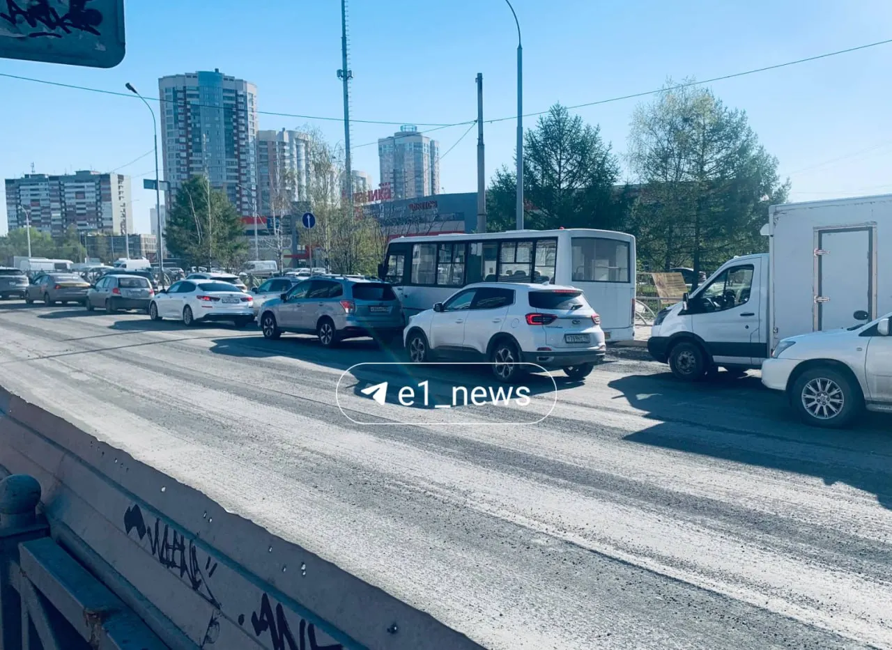 На улице Титова в сторону центра движение сильно замедлено: затор образовался напротив трамвайной остановки «Шварца» из‑за дорожных работ.