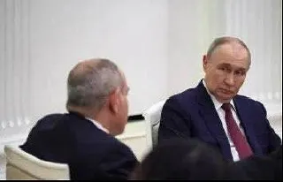 Крупные российские маркетплейсы временно прекратили продажи армянских товаров без объяснений; позднее Wildberries связал это с новыми таможенными требованиями. Роспотребнадзор приостановил продажу более 1,1 млн бутылок минеральной воды «Джермук». Ограничения последовали после визита премьера Армении в Москву.