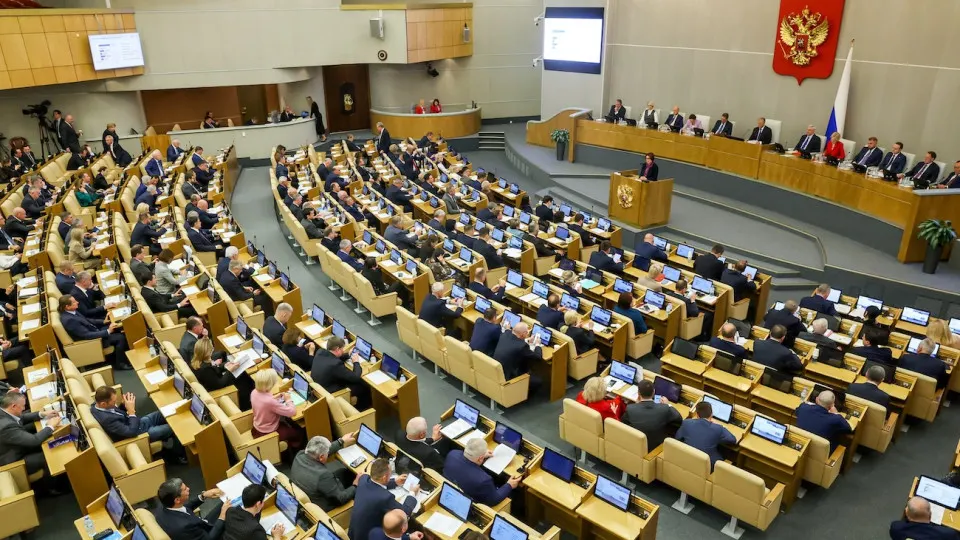 Комитет Госдумы одобрил поправку, которая снимает ограничение на стоимость арестованного имущества в отношении россиян, осуждённых по «политическим» статьям; дела будут рассматриваться заочно, уведомления будут направлять на электронную почту, решения вступают в силу немедленно.
