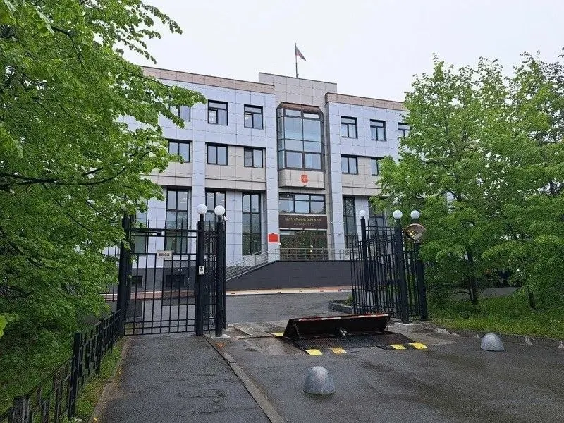 Центральный окружной военный суд признал жителя Екатеринбурга виновным в публичном оправдании терроризма из‑за комментария в «ВКонтакте». Ему назначили штраф в 400 тыс. рублей и запрет администрировать интернет‑ресурсы на два года.