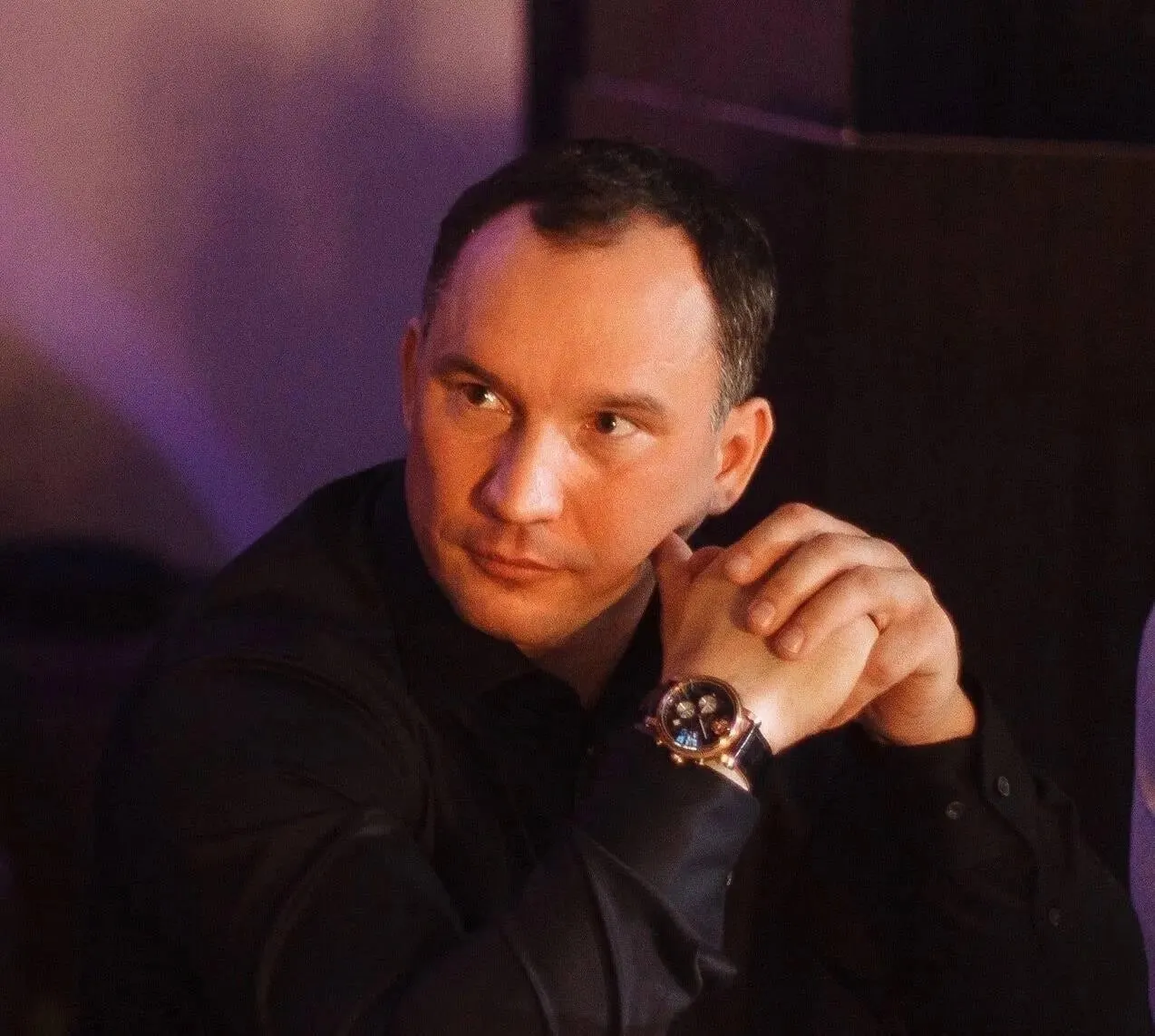 Евгений Шурманов, приговорённый в 2024 году к девяти годам за мошенничество, выйдет на свободу досрочно: суд заменил реальный срок на более мягкое наказание с рядом ограничений.
