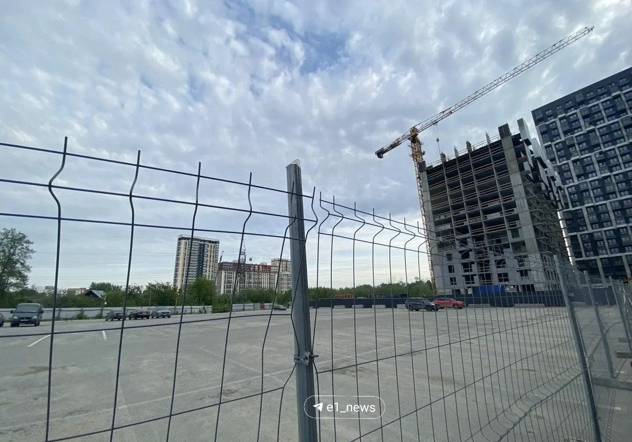Наземную бесплатную стоянку на улице Хуторской оградили под строительство многоуровневого паркинга на более чем 700 мест. Временная парковка в пяти минутах от квартала переполнена, полноценный паркинг обещают через два года.