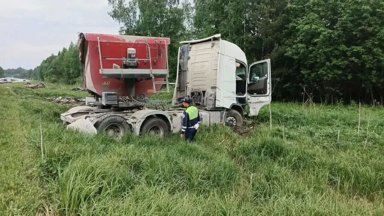 На 2-м километре автодороги «Подъезд к городу Нижние Серги» столкнулись грузовик и легковой Land Rover — водитель и трое пассажиров легковушки погибли на месте.