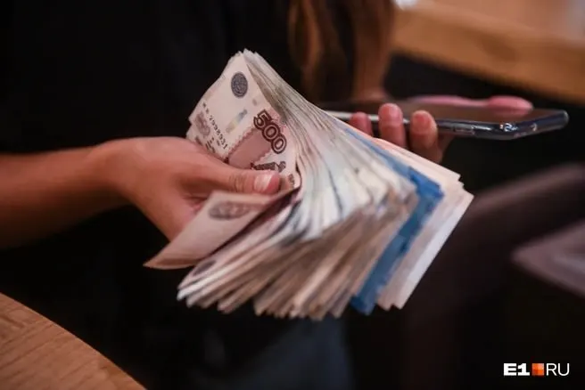 17-летний молодой человек откликнулся на «работу» в соцсети, принимал посылки с деньгами и переводил их на указанный счёт, оставляя себе 10%. По версии следствия, средства были похищены у пожилых женщин — ему предъявлено обвинение в пяти эпизодах мошенничества.