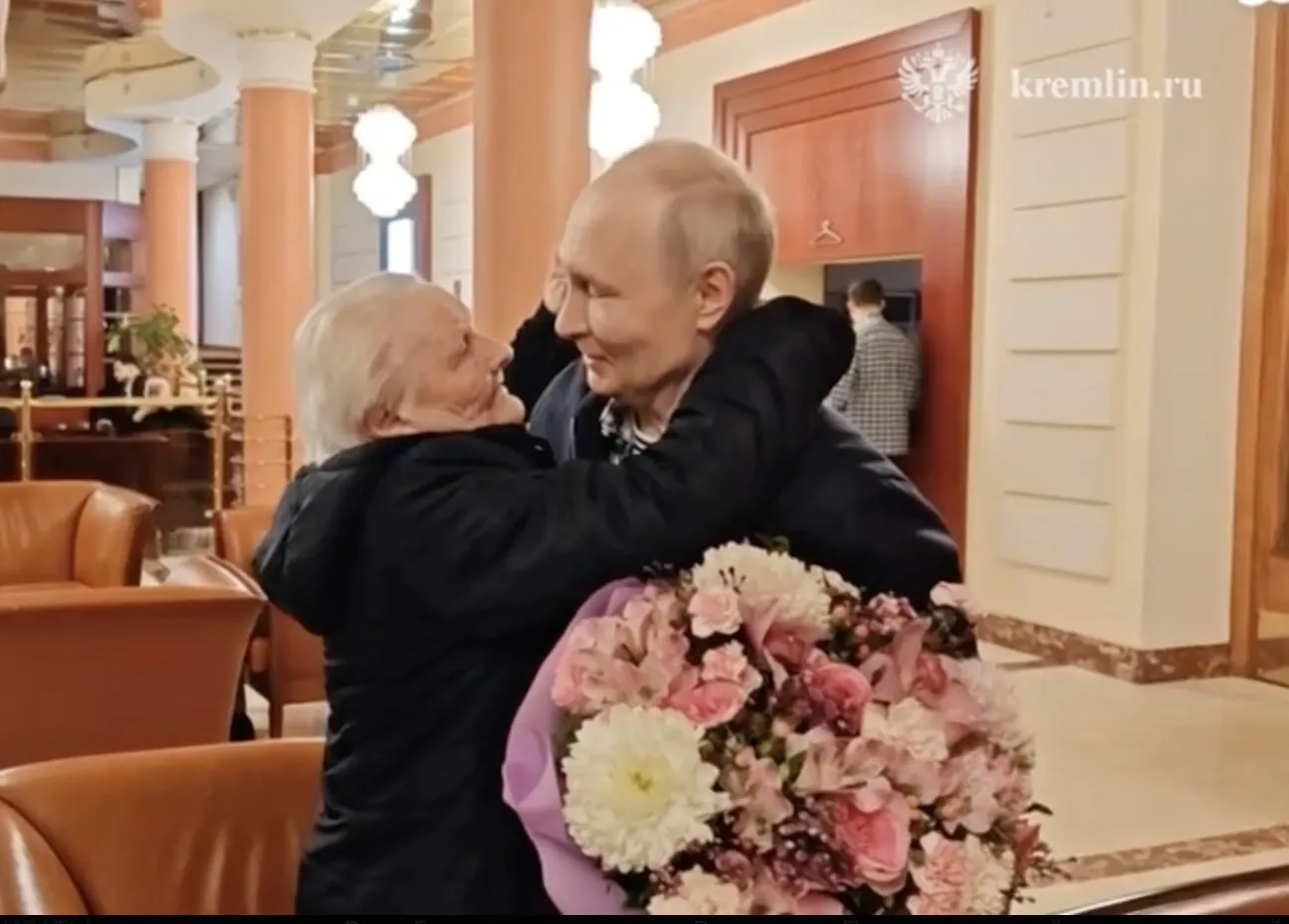 Президент тепло обнял свою первую учительницу; женщина не сдержала эмоций и прослезилась во время встречи.