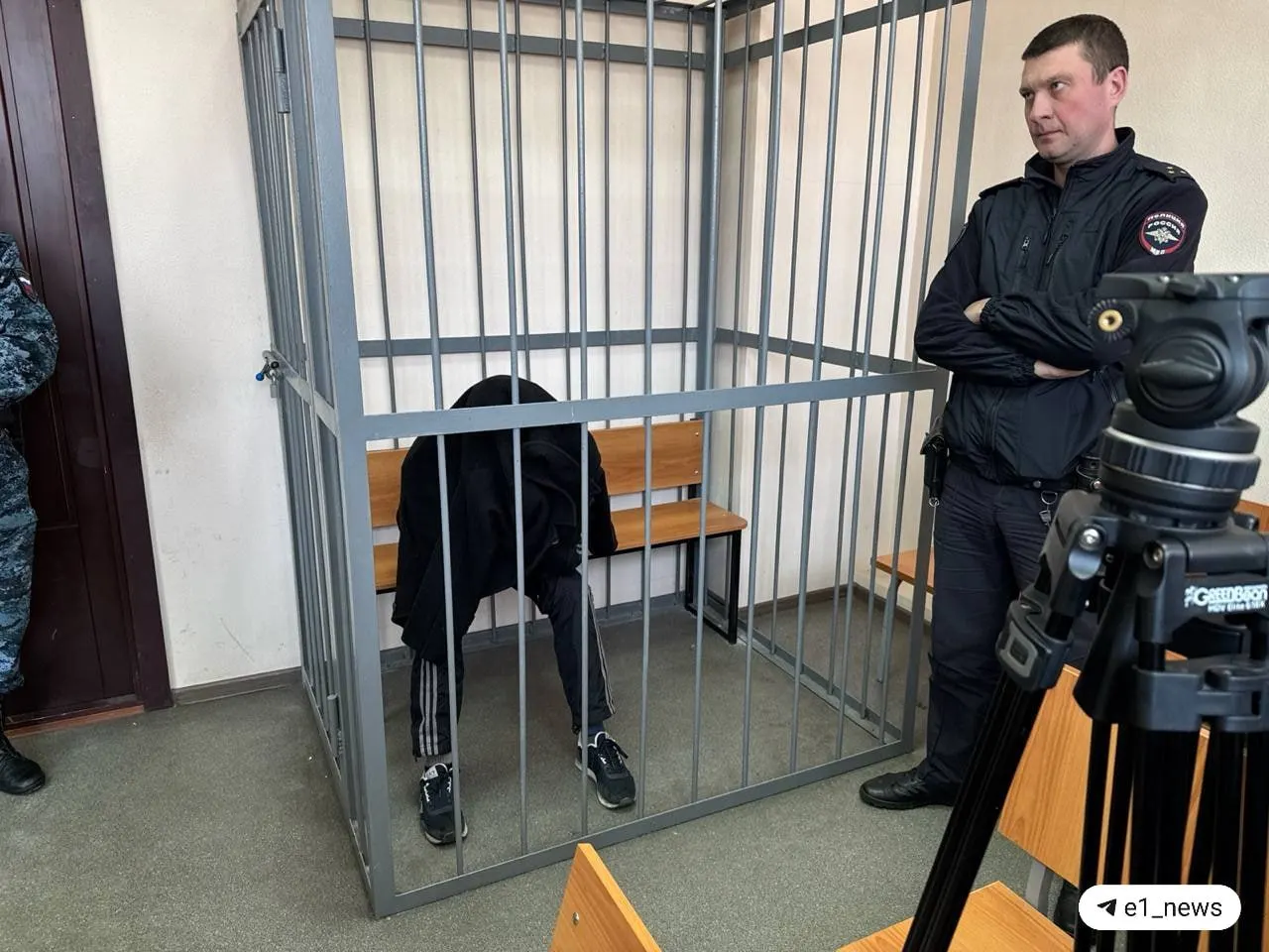 Эдуард Середюк, обвиняемый в нападении с кислотой на Алёну Фоминых, ушёл на службу в рамках СВО; другим фигурантам продлили арест до 12 мая.
