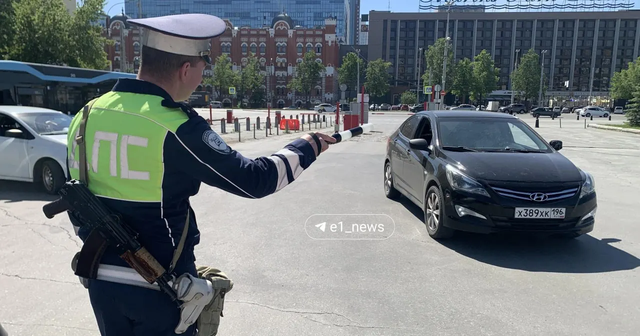 Сотрудники полиции и миграционной службы проверили таксистов у железнодорожного вокзала Екатеринбурга. У некоторых водителей аннулировали водительские удостоверения, у других обнаружили проблемы с документами и техническим состоянием машин.