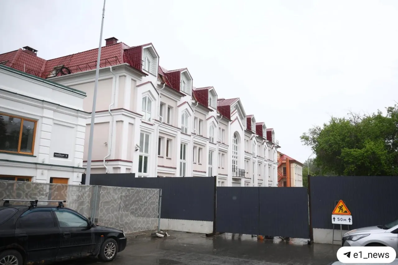 Дорогу временно закрыли для безопасного проведения демонтажа четырёхэтажного офисного здания на Пролетарской, 7. Работы продлятся до 30 июня, дальнейшая судьба участка пока неизвестна.