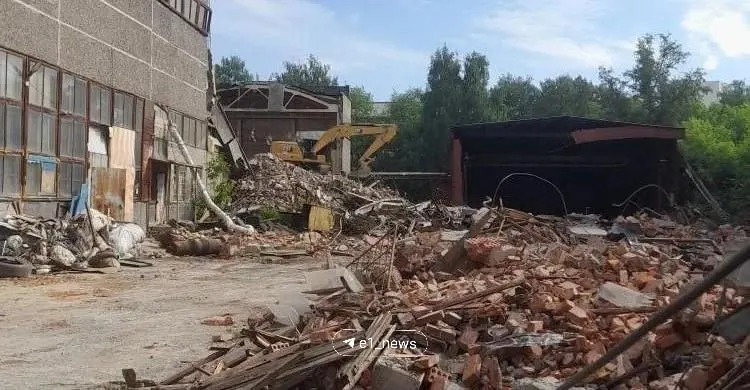 В Екатеринбурге в Втузгородке начался демонтаж бывшей базы УралНИИАС. Участок освоит СЗ «Актив Премьер»: работы по сносу планируют завершить до конца июля, строительство жилых домов начнётся в IV квартале с паркингом, коммерческими помещениями и детсадом.
