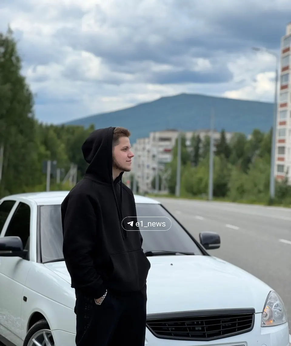 Авария произошла ночью, когда супруги остановились на обочине из‑за севшего аккумулятора. Мужчина погиб на месте, его жена, находящаяся на 21‑й неделе беременности, осталась одна.