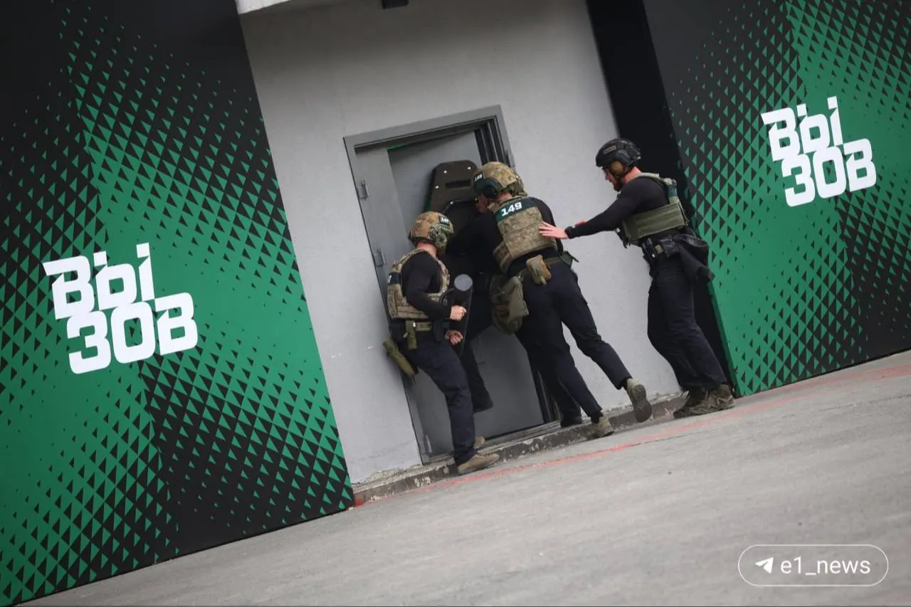 На полигоне «Свердловский» команды силовых структур и спортивно-стрелковых клубов сражаются в восьми испытаниях, приближённых к реальным боевым операциям; турнир продлится до 31 мая.
