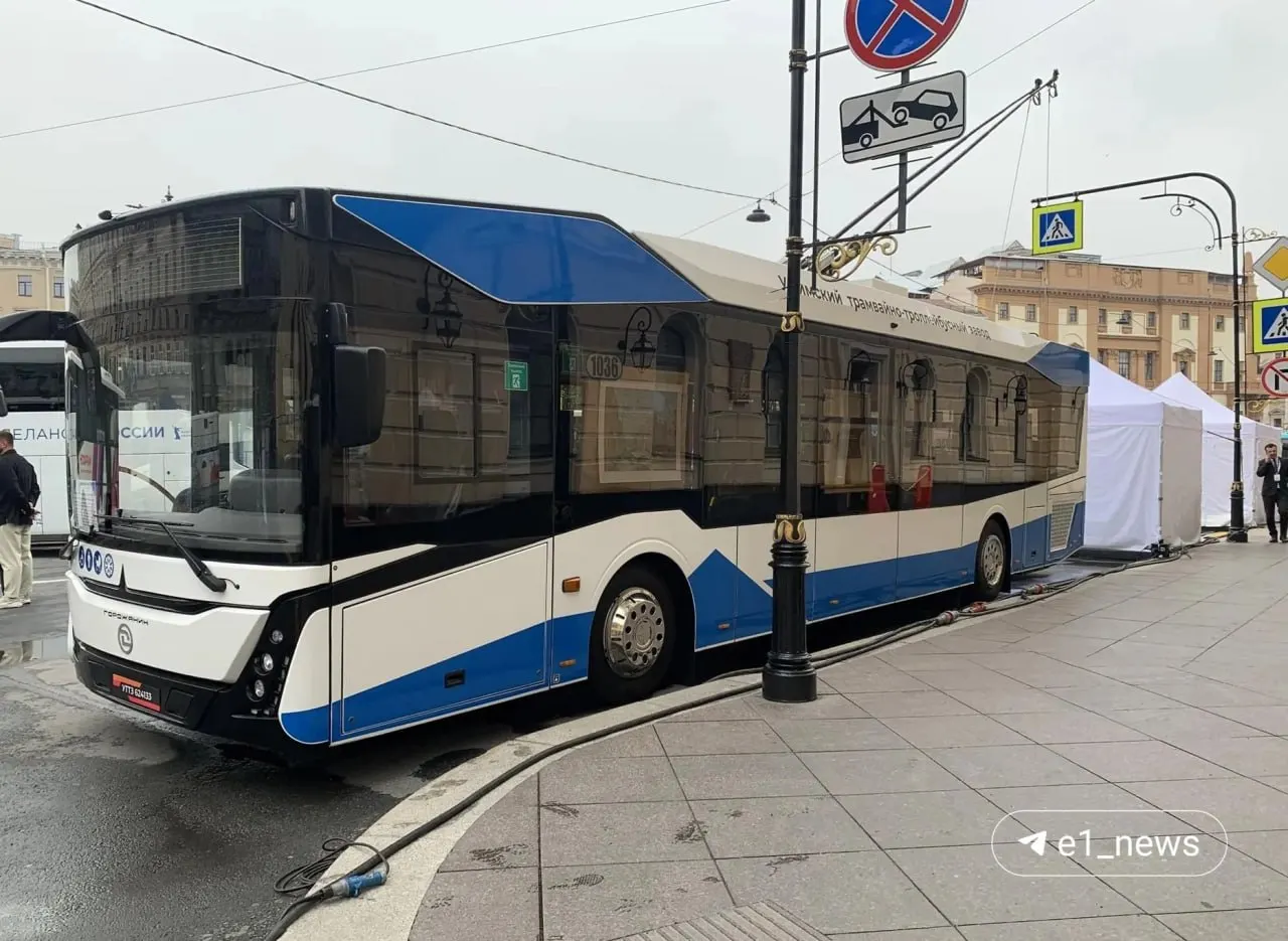 Третий по счету «Горожанин» приедет в начале июля: он вмещает до 80 пассажиров и может проехать до 30 км без подключения к контактной сети. Машину выпускает Уфимский трамвайно‑троллейбусный завод.