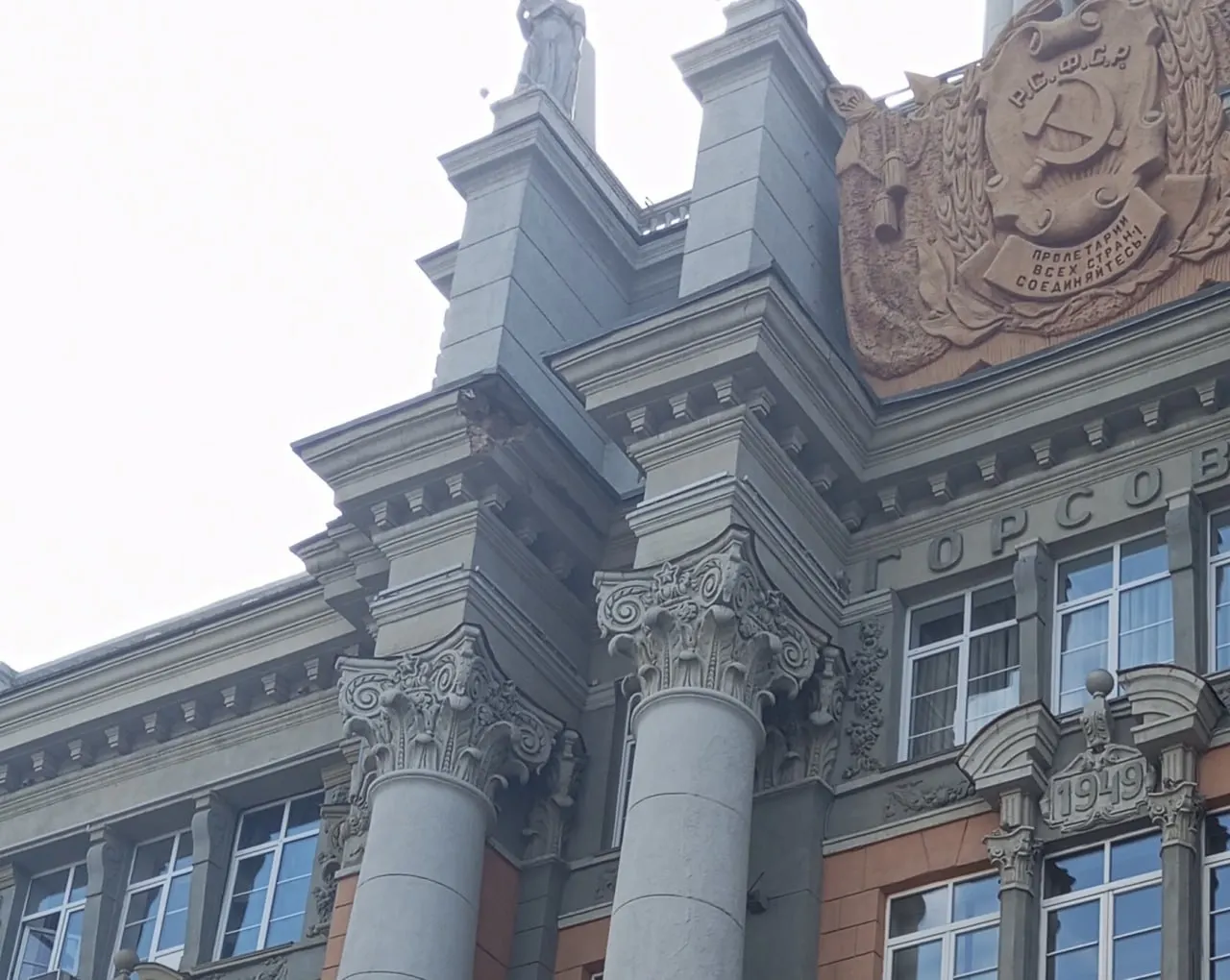 Территорию у мэрии огородили, на месте работают специалисты и техника. Причины обрушения пока неизвестны.