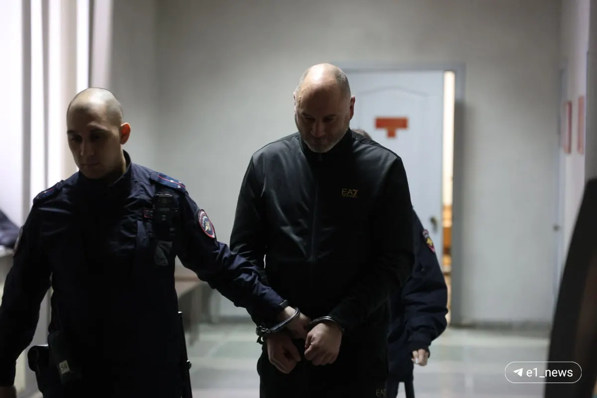 Михаила Арзамасцева, известного по прозвищу Форд, обвиняют в мошенничестве. По версии следствия, он обманом лишил жилья одного из подопечных; суд изменил меру пресечения на домашний арест до 7 июня.
