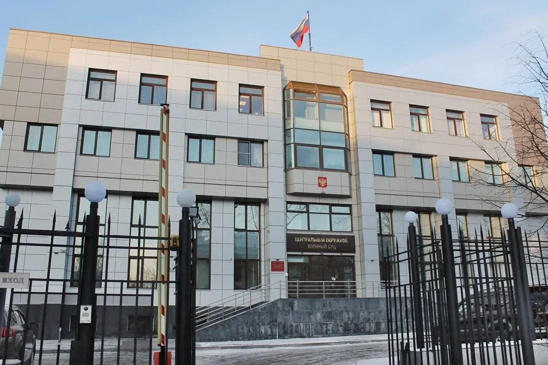С конца апреля в Центральном окружном военном суде в Екатеринбурге посетителям отказывают во входе на дела по «террористическим» статьям: иногда заседания официально закрывают судьи, в других случаях приставы не пропускают людей, хотя решения о закрытии не выносились.