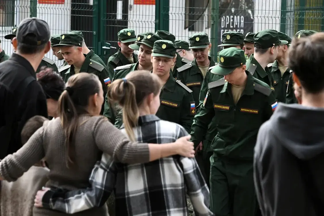 Группа женщин, чьи партнёры погибли на войне, считает, что поправки лишают их пособий и льгот, если у пары не было общего ребёнка. Первый иск направлен в Верховный суд — его объявляют первым в серии обращений.