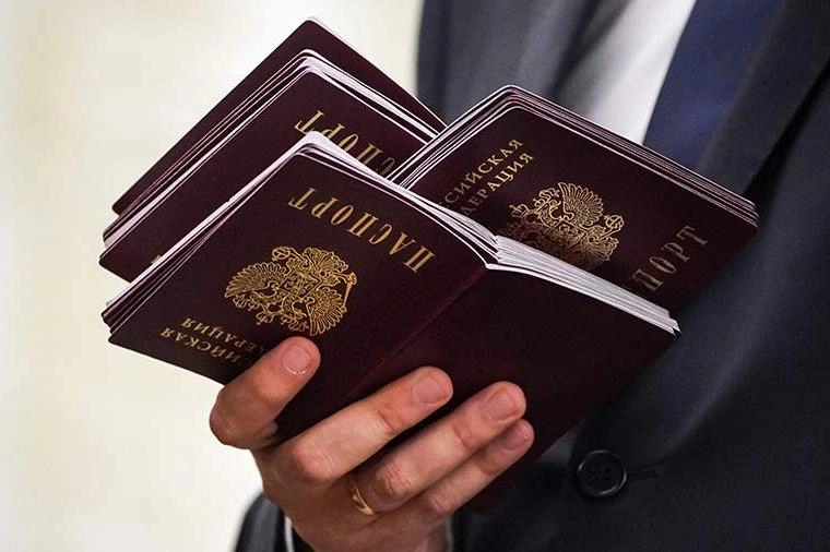 Депутаты подготовили поправки ко второму чтению законопроекта об ужесточении правил натурализации: иностранцам с непогашенной судимостью могут разрешить получать РВП, ВНЖ и гражданство, если их осудили в других государствах за поддержку политики России и СВО.