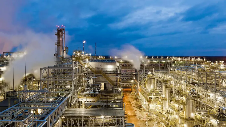 После удара 5 мая нефтеперерабатывающий завод в Ленинградской области остановлен: повреждены ключевые установки, отгрузки приостановлены, ремонт может занять длительное время. Этой весной уже несколько российских НПЗ прекращали переработку из‑за ударов беспилотников.