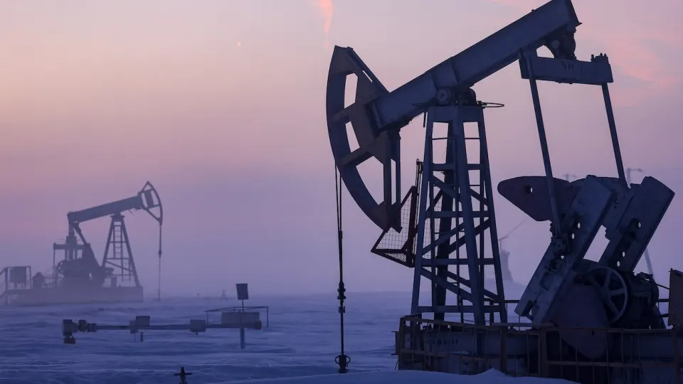 Минэкономразвития прогнозирует сокращение добычи нефти в 2026 году до 511 млн тонн — самый низкий показатель с 2009 года. Причины — ухудшение финансовых показателей компаний, сокращение бурения и ограничения, вызванные санкциями и военной ситуацией.