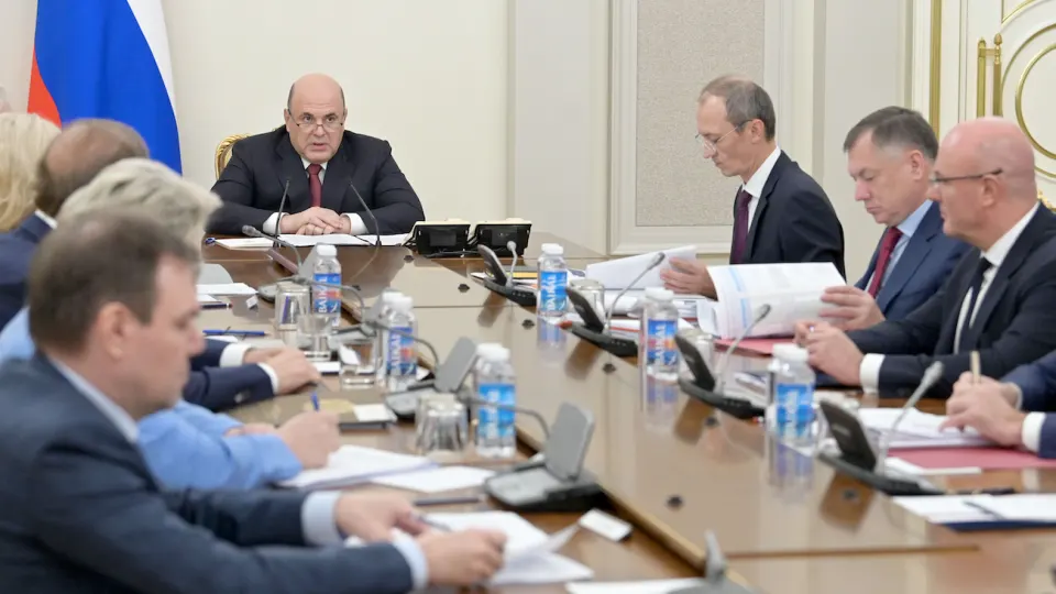 Кабинет министров утвердил меры, по которым 11 крупнейших нефтекомпаний должны будут выполнять рекомендации Минэнерго и ФАС по объёмам производства, отгрузкам и правилам продаж, чтобы стабилизировать внутренний рынок топлива на фоне серии атак беспилотников и существенного снижения переработки.