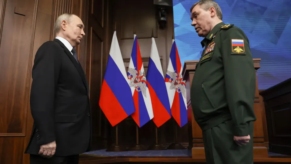 По информации источников, военные убеждают президента добиваться контроля над Донбассом к осени; после этого Кремль может выдвинуть новые территориальные претензии, а перспективы мирных переговоров остаются туманными.